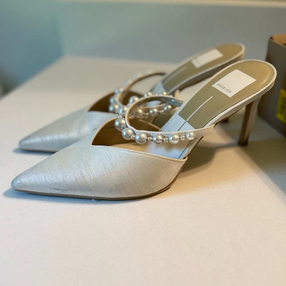 White/vanilla Dolce Vita Kanika heels